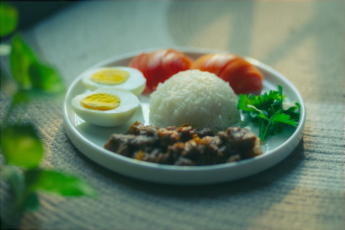 Salată colorată cu legume proaspete